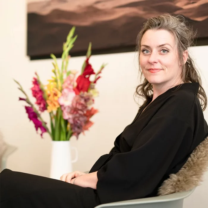 Jessica Liebe steht vor grüner Pflanzenwand – Heilpraktikerin und Mentorin für mentale Gesundheit, Führungskräfte-Coaching und ganzheitliche Gesundheitsförderung in Mannheim.