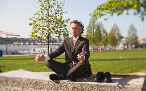 Ein Mann liegt entspannt, während eine Therapeutin sanft die Stirn berührt – Symbol für mentale Entlastung, Ruhe und Stressabbau im Führungskräfte-Coaching.