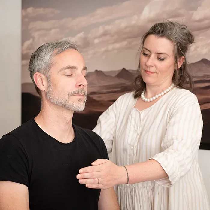 Jessica Liebe begleitet eine Führungskraft in einer regenerativen Liegesitzung – Leadership Care mit Elementen aus Seelsorge, Osteopathie und mentaler Gesundheitsförderung.