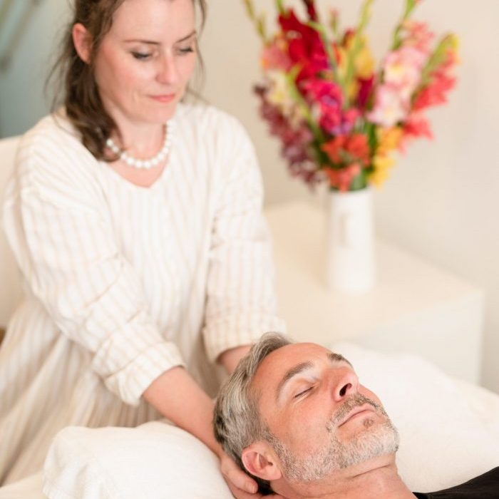 Jessica Liebe begleitet eine Führungskraft in einer regenerativen Liegesitzung – Leadership Care mit Elementen aus Seelsorge, Osteopathie und mentaler Gesundheitsförderung.