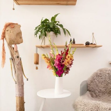 Jessica Liebe begleitet Führungskräfte im Einzelcoaching. Sie stärkt mentale Resilienz, Empathie und Entscheidungsfähigkeit für gesunde Unternehmensführung.